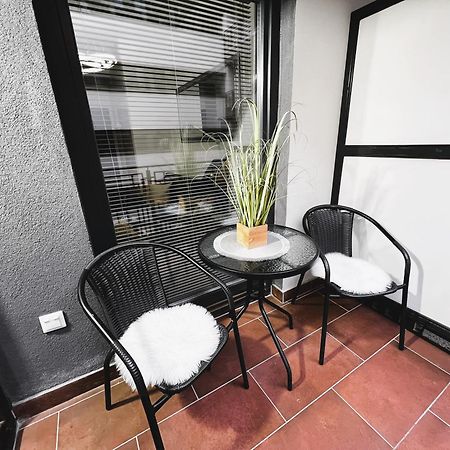 Luxe Central Studio With Pool, Parking & Ac Budapest Exteriör bild