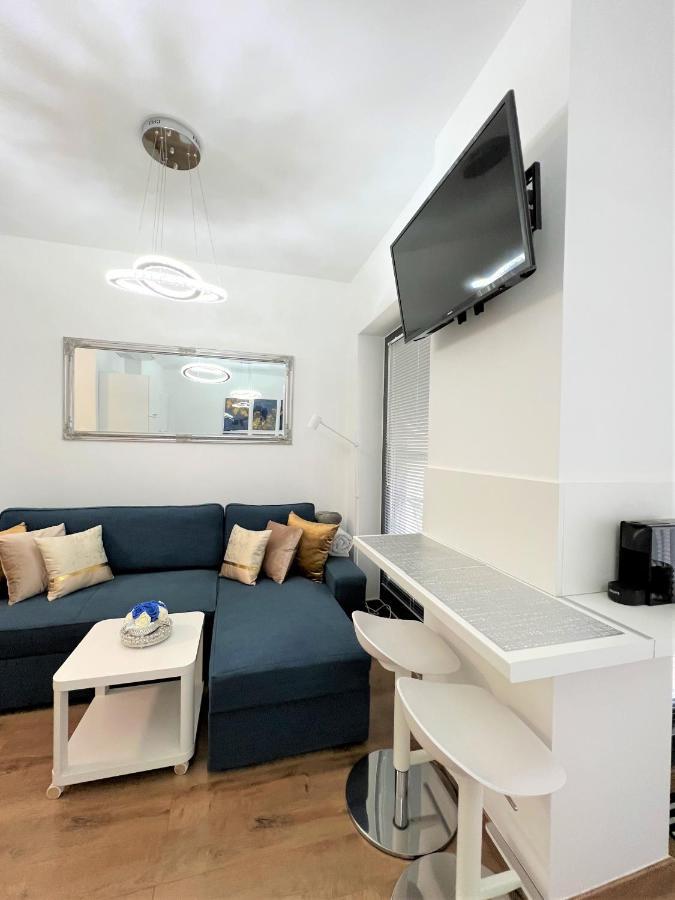 Luxe Central Studio With Pool, Parking & Ac Budapest Exteriör bild