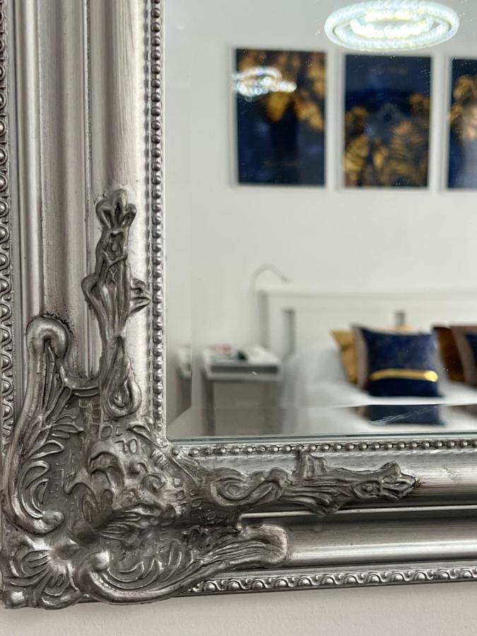 Luxe Central Studio With Pool, Parking & Ac Budapest Exteriör bild
