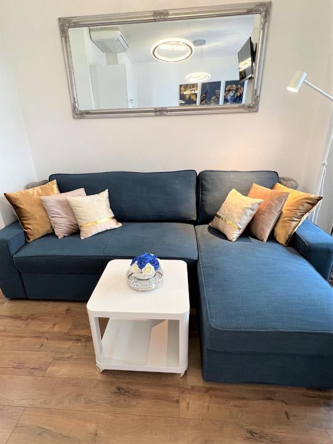 Luxe Central Studio With Pool, Parking & Ac Budapest Exteriör bild