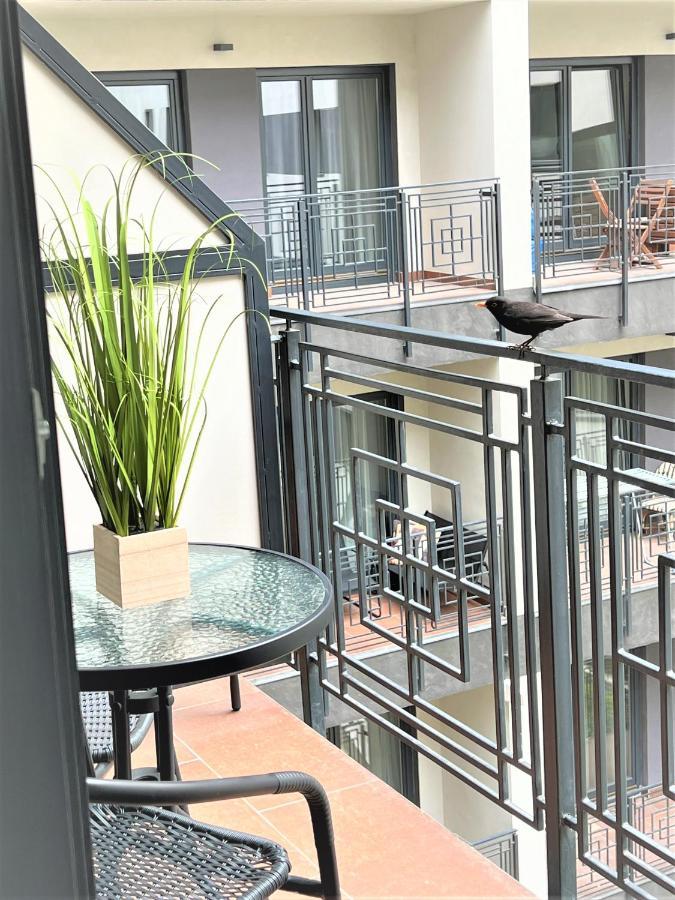 Luxe Central Studio With Pool, Parking & Ac Budapest Exteriör bild