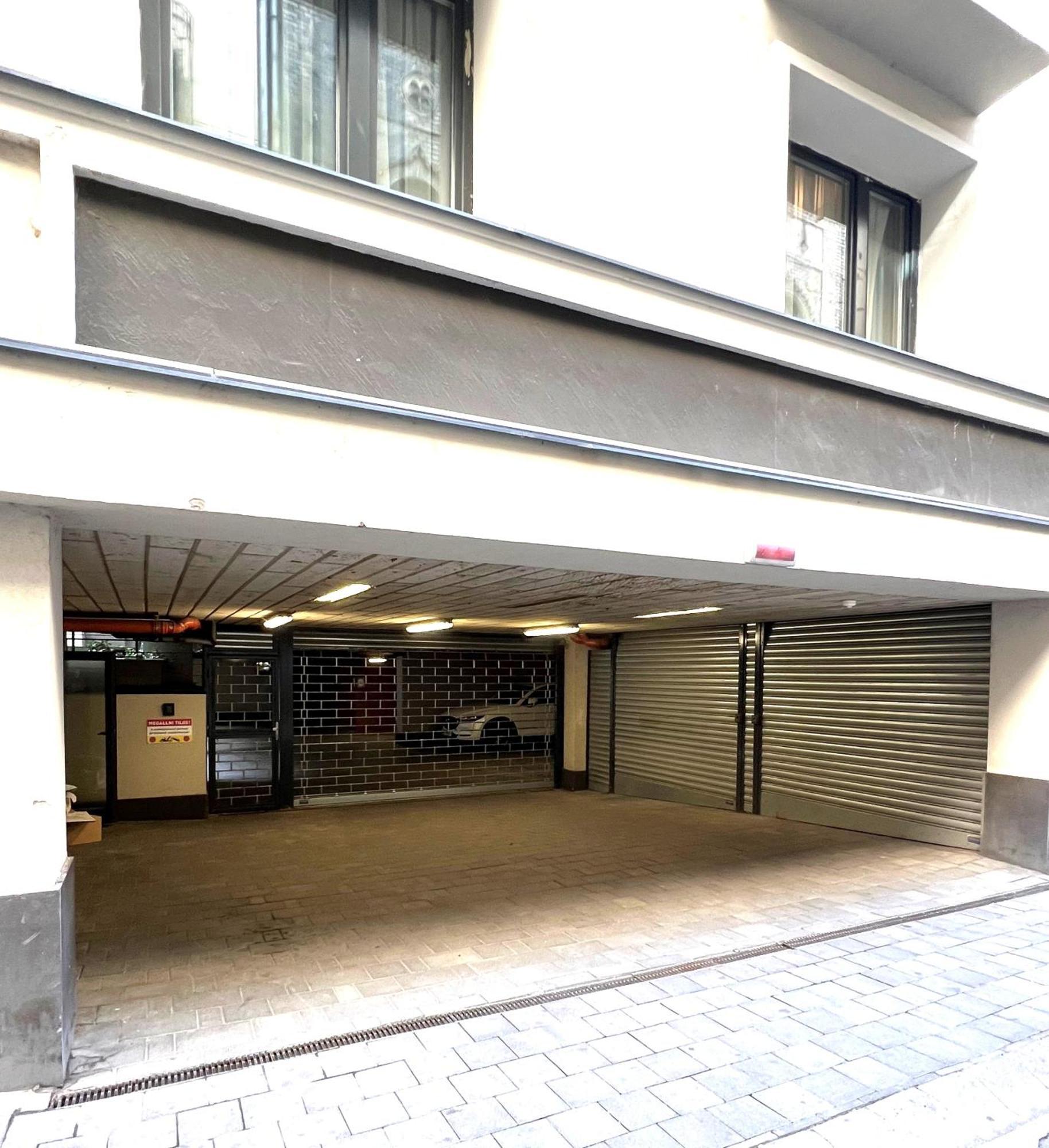 Luxe Central Studio With Pool, Parking & Ac Budapest Exteriör bild