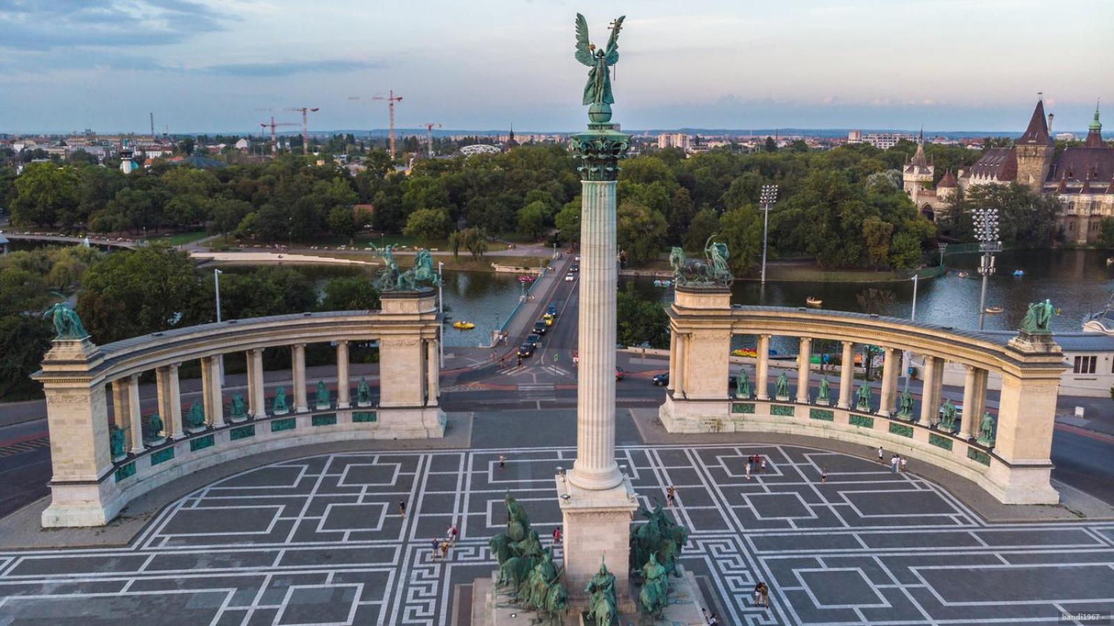 Luxe Central Studio With Pool, Parking & Ac Budapest Exteriör bild