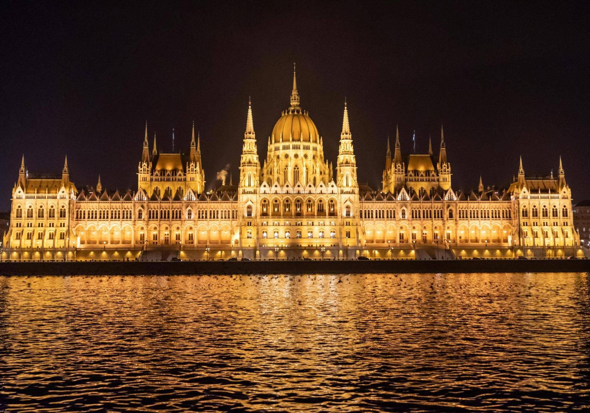 Luxe Central Studio With Pool, Parking & Ac Budapest Exteriör bild