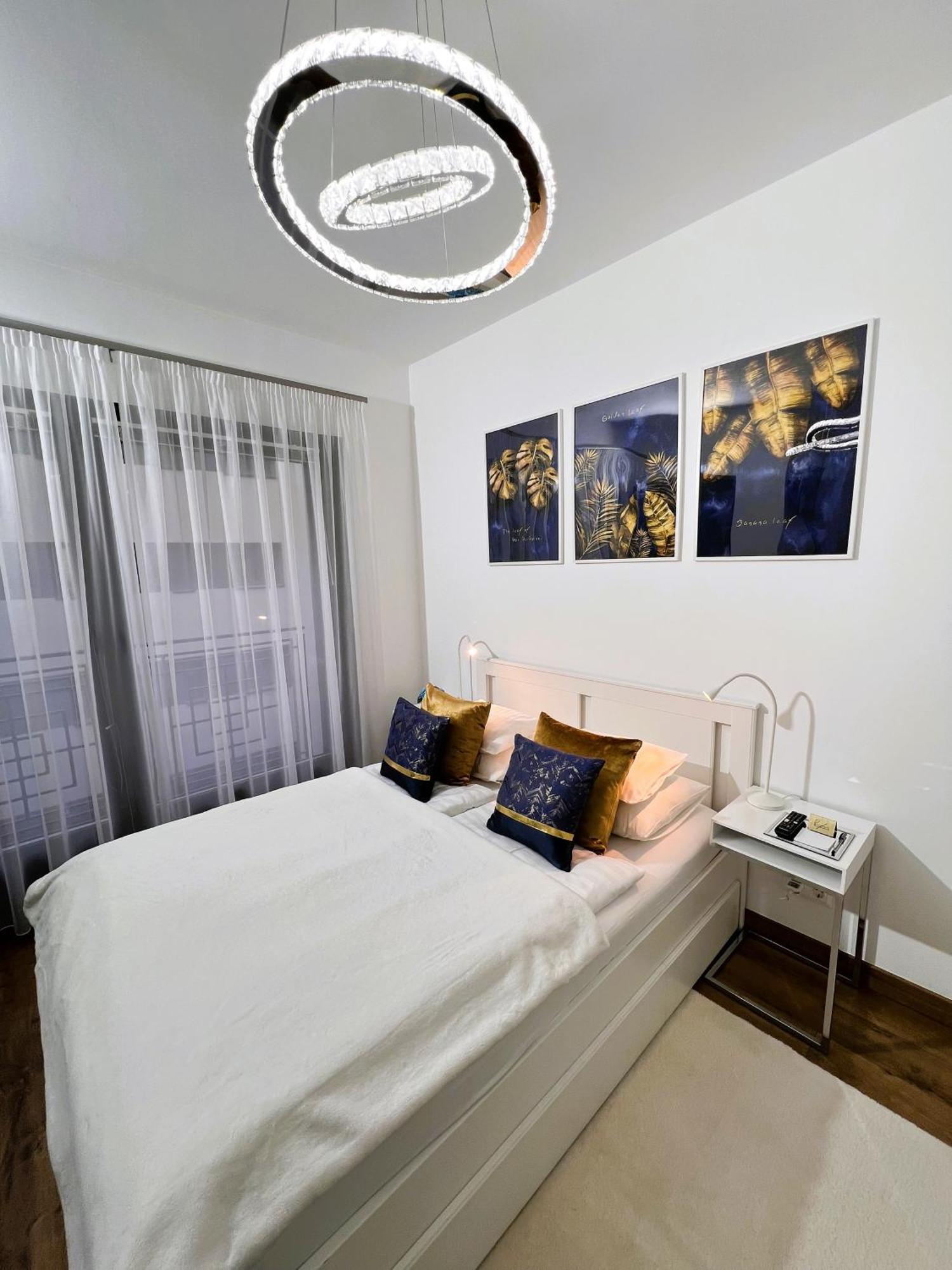 Luxe Central Studio With Pool, Parking & Ac Budapest Exteriör bild