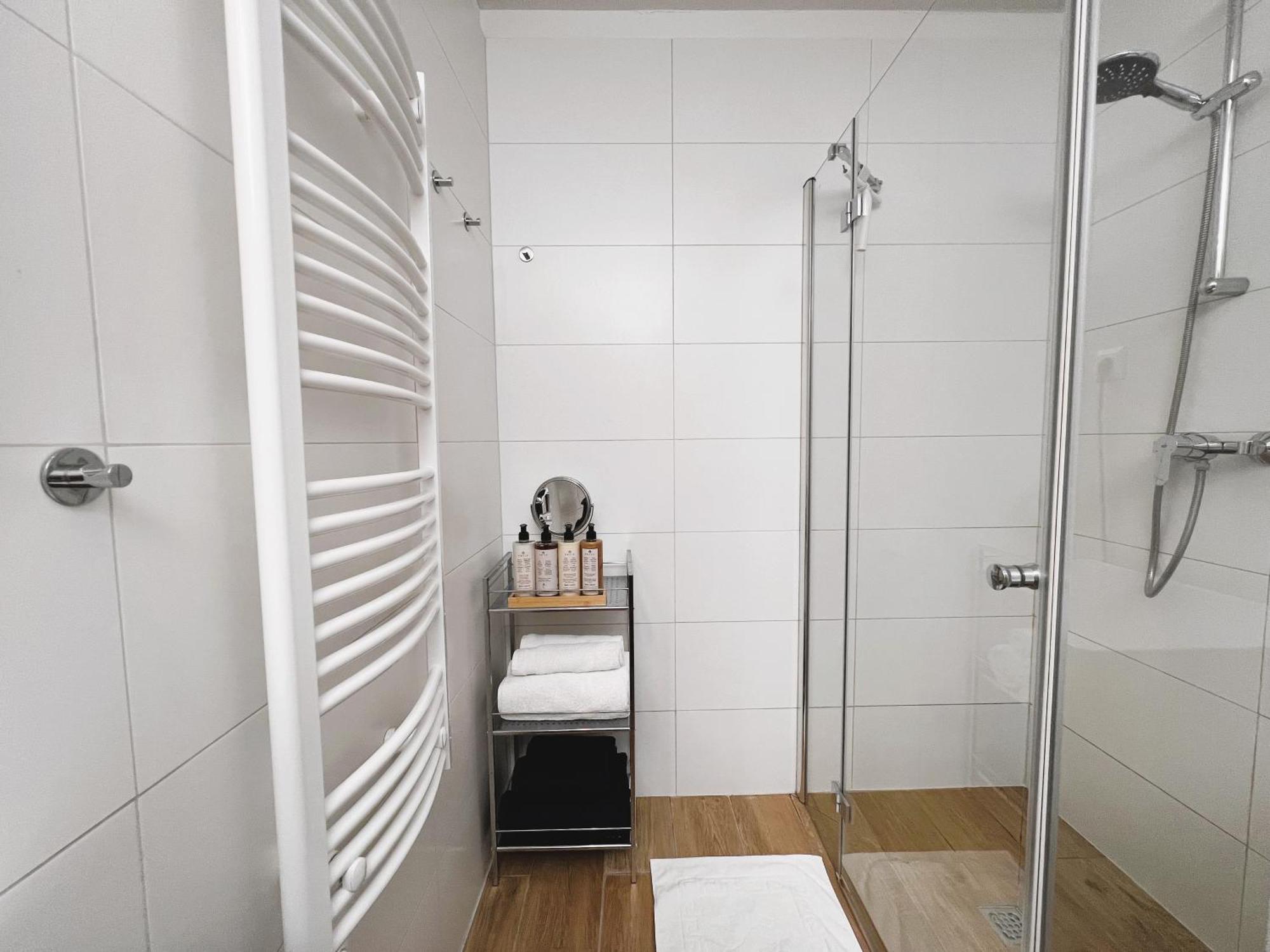 Luxe Central Studio With Pool, Parking & Ac Budapest Exteriör bild