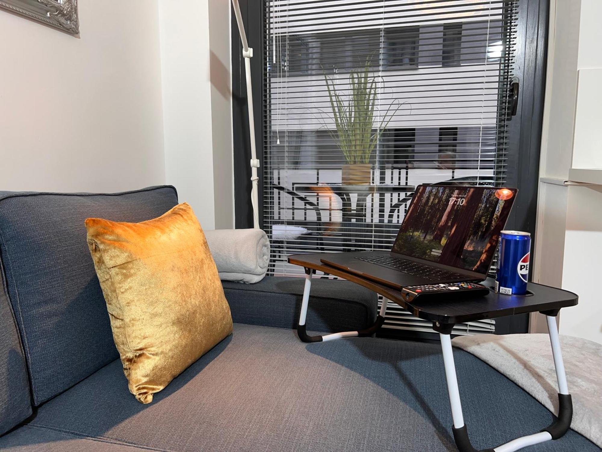 Luxe Central Studio With Pool, Parking & Ac Budapest Exteriör bild