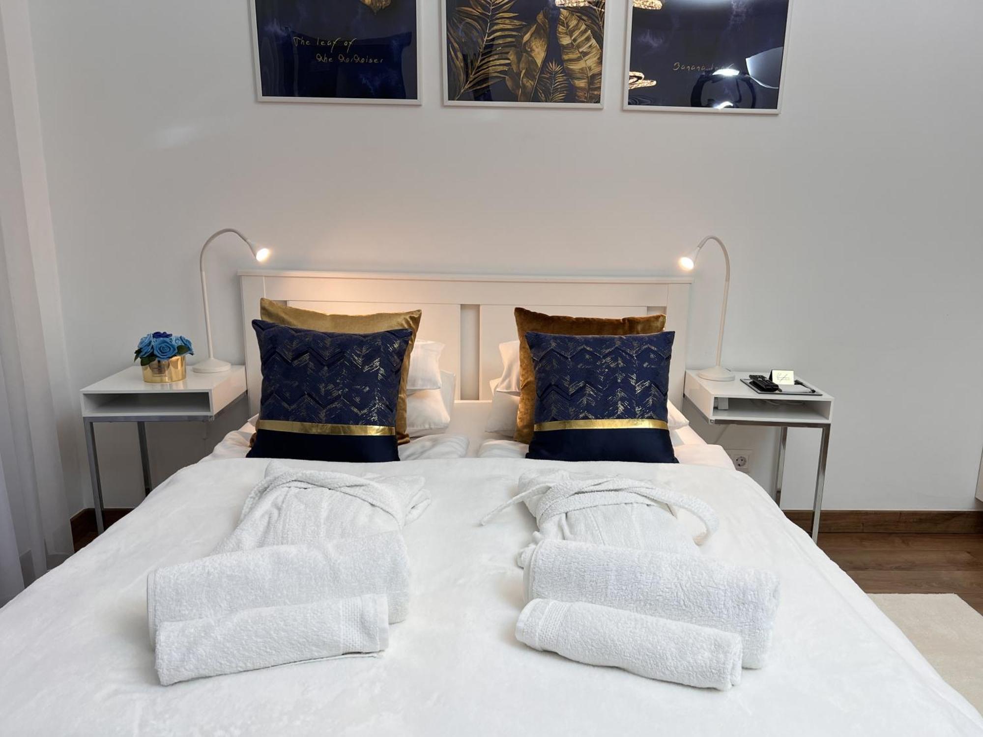 Luxe Central Studio With Pool, Parking & Ac Budapest Exteriör bild