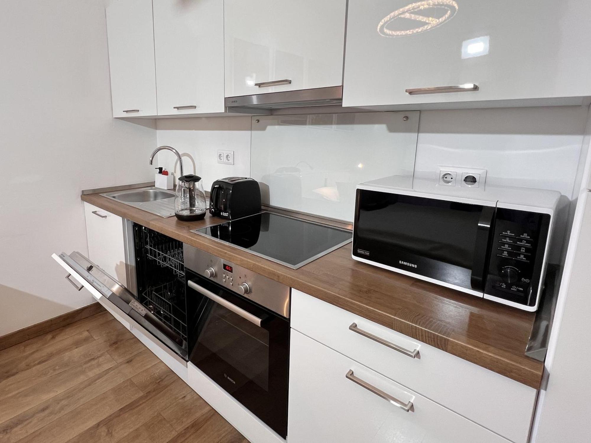 Luxe Central Studio With Pool, Parking & Ac Budapest Exteriör bild