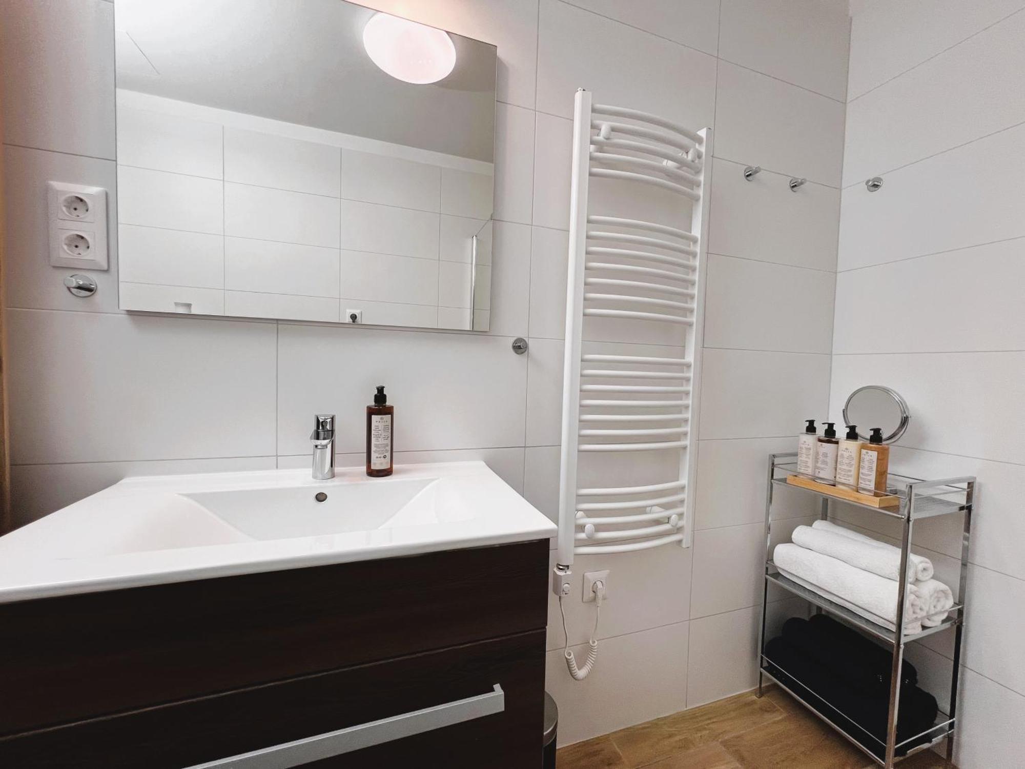 Luxe Central Studio With Pool, Parking & Ac Budapest Exteriör bild