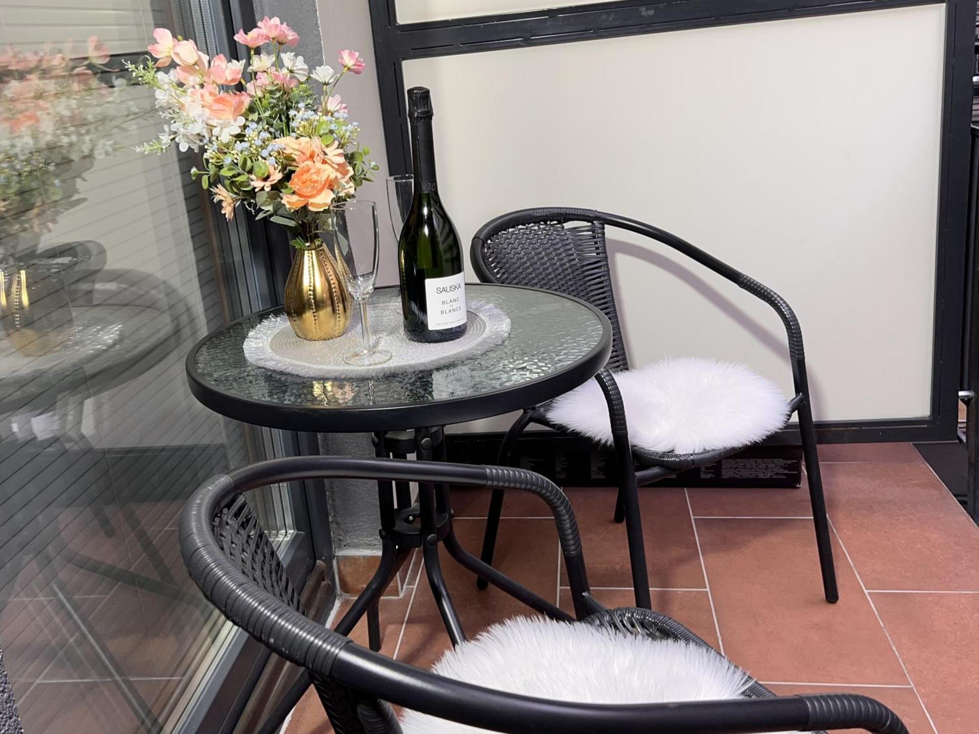 Luxe Central Studio With Pool, Parking & Ac Budapest Exteriör bild