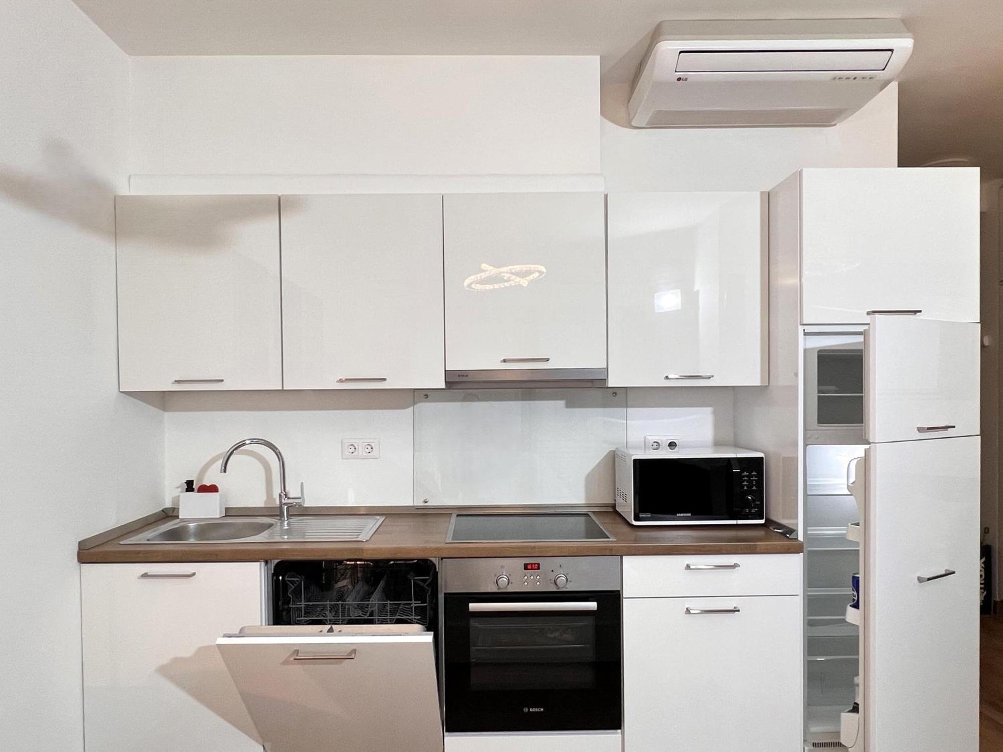 Luxe Central Studio With Pool, Parking & Ac Budapest Exteriör bild