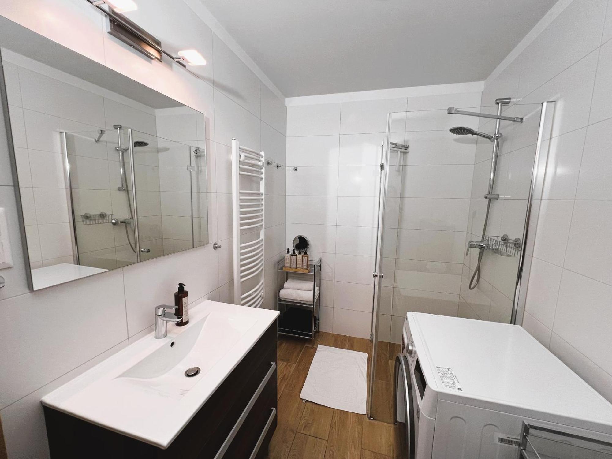 Luxe Central Studio With Pool, Parking & Ac Budapest Exteriör bild