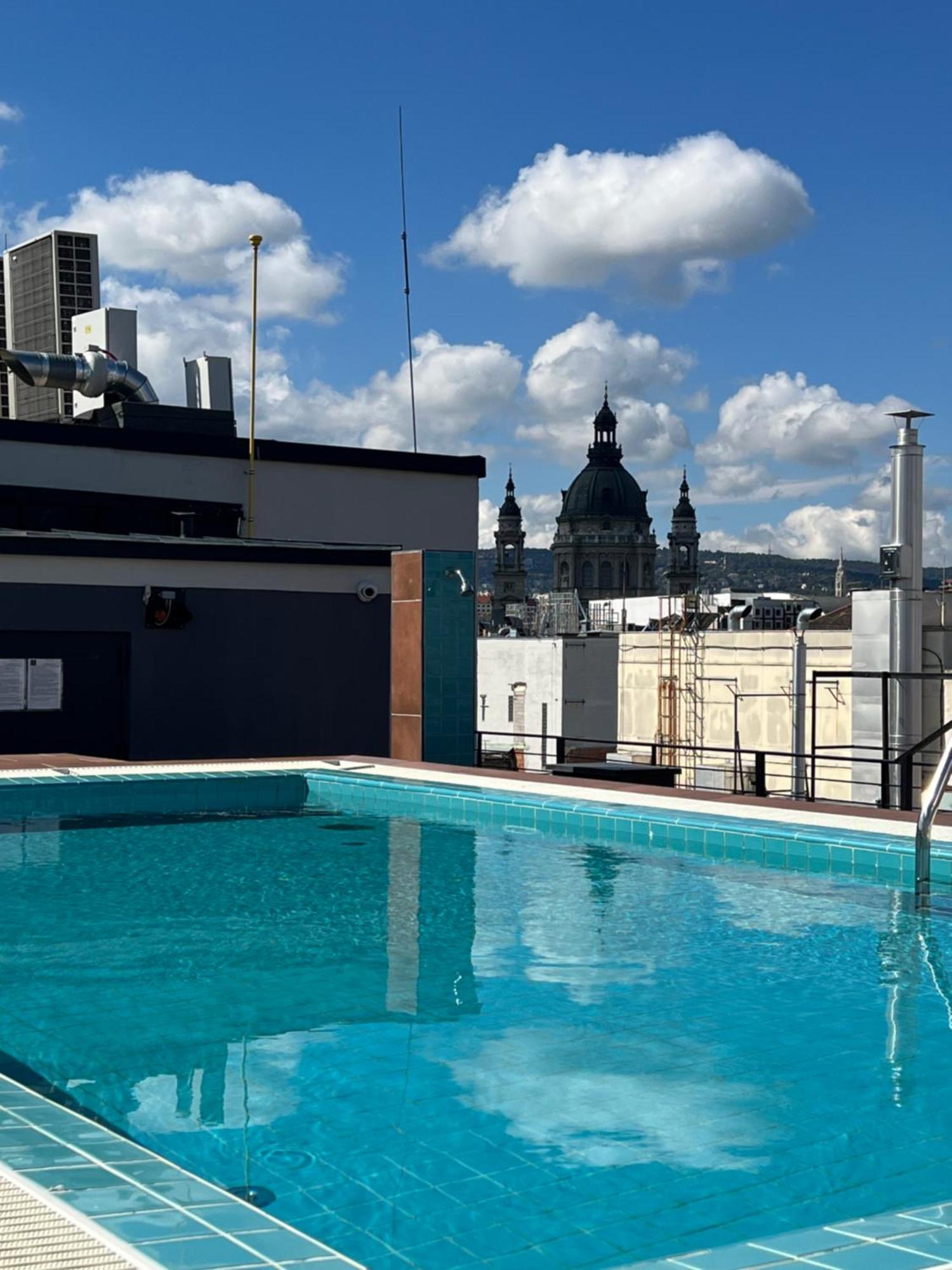 Luxe Central Studio With Pool, Parking & Ac Budapest Exteriör bild