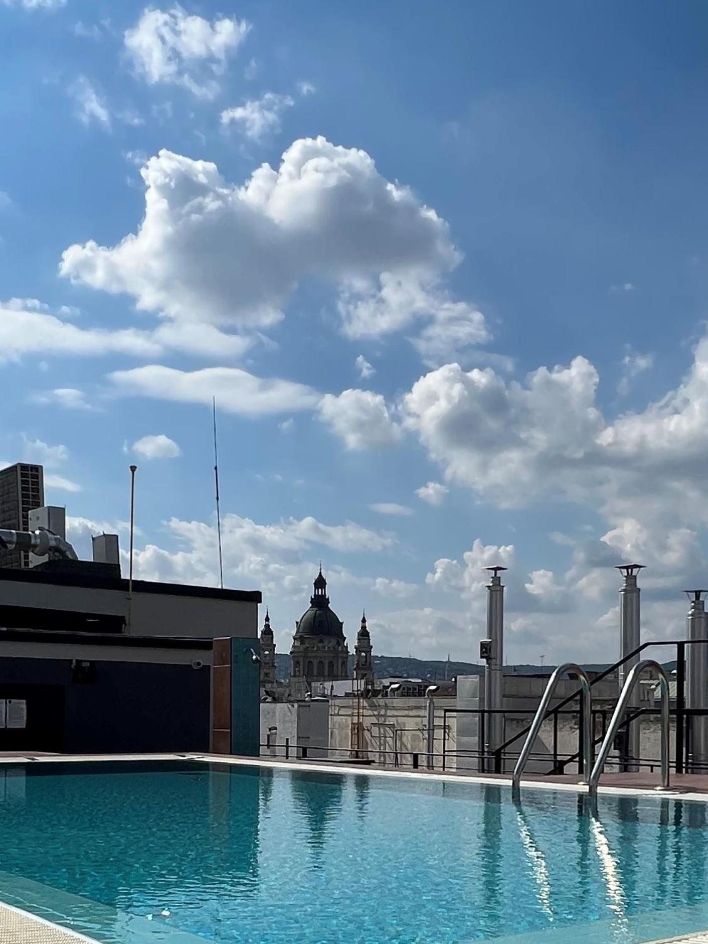 Luxe Central Studio With Pool, Parking & Ac Budapest Exteriör bild
