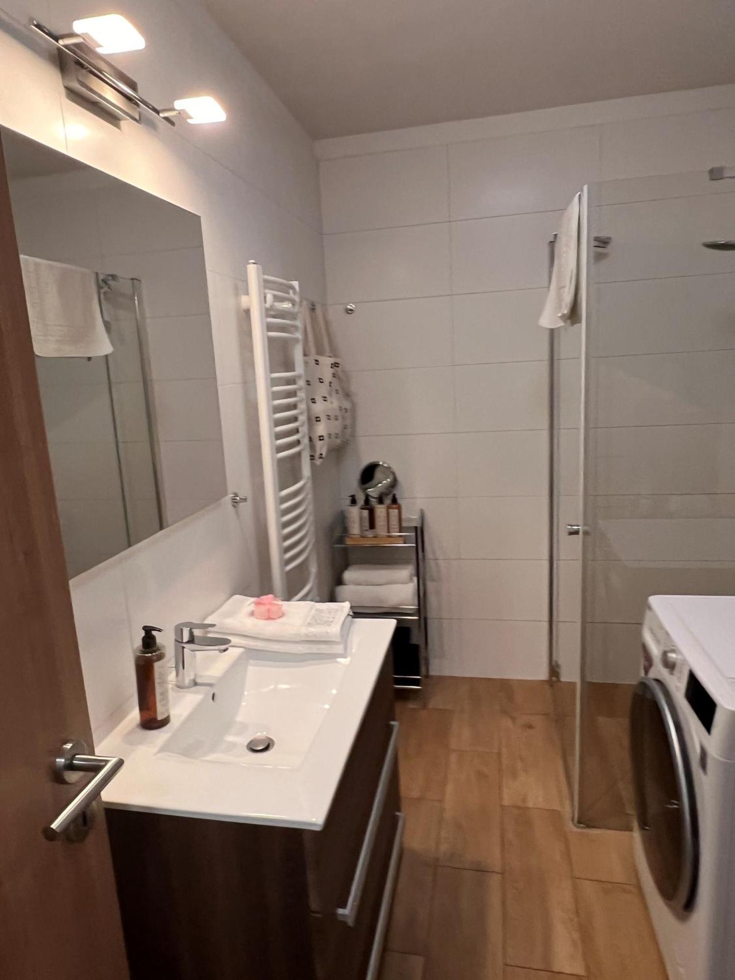 Luxe Central Studio With Pool, Parking & Ac Budapest Exteriör bild