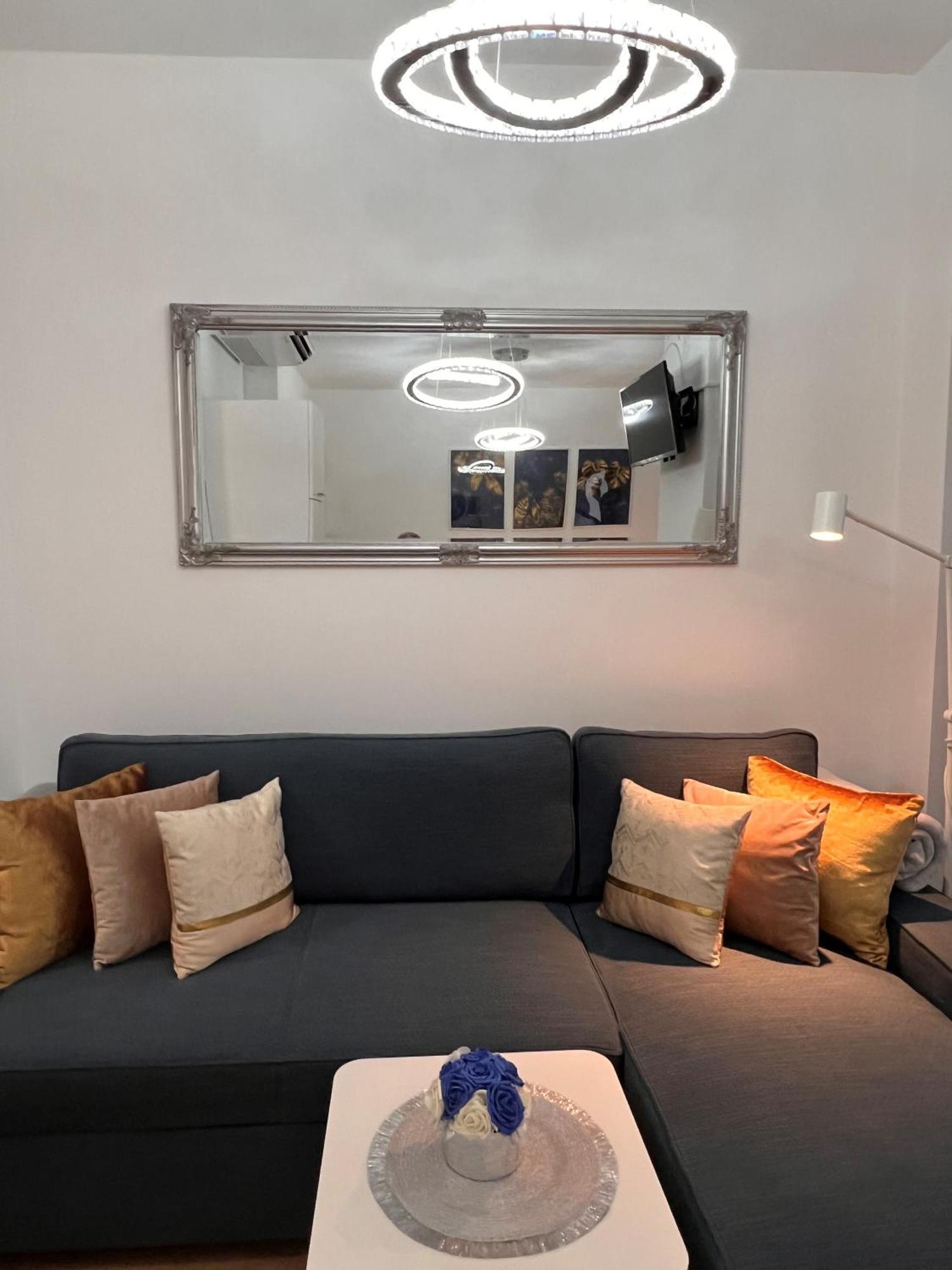 Luxe Central Studio With Pool, Parking & Ac Budapest Exteriör bild