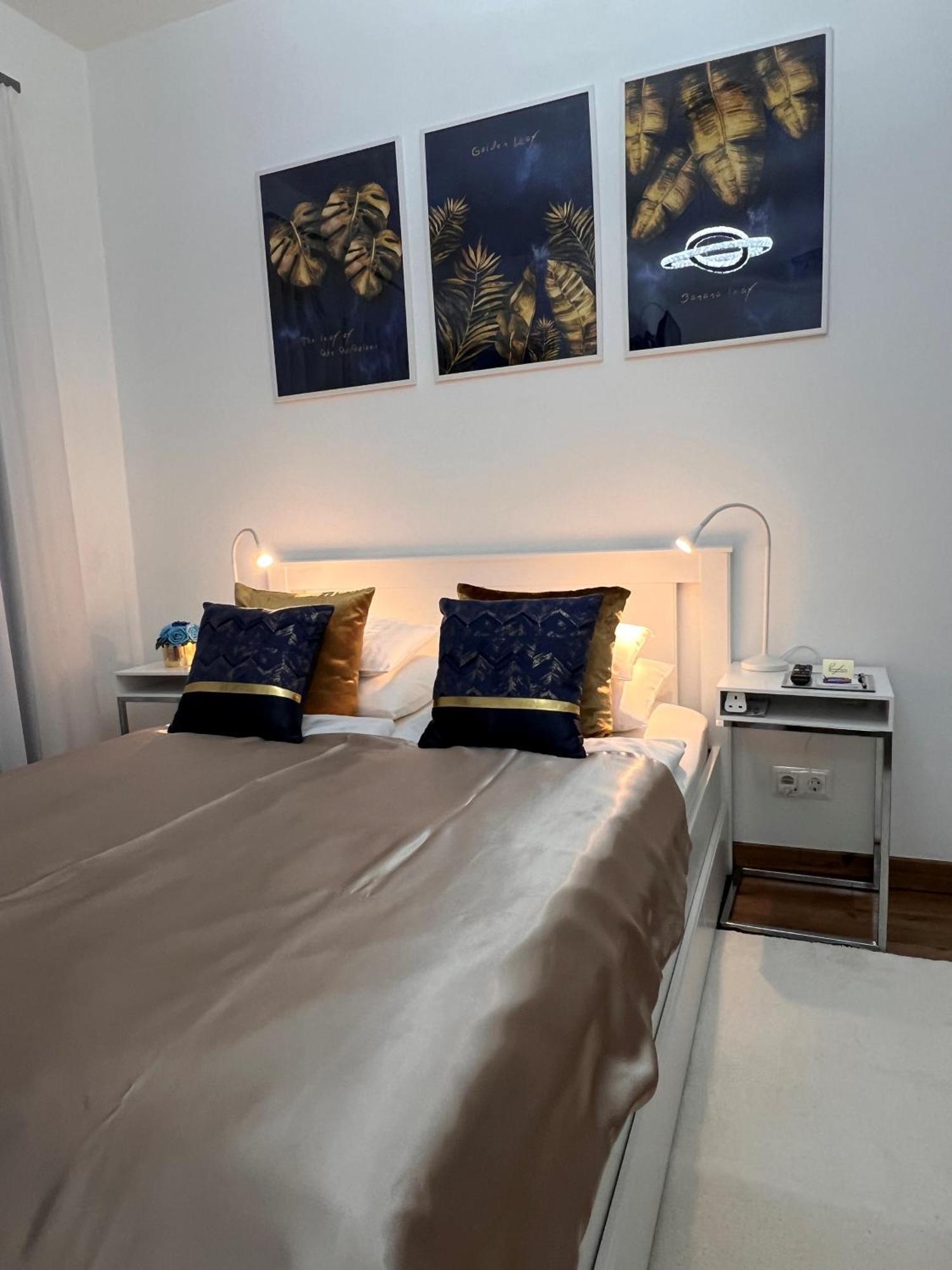 Luxe Central Studio With Pool, Parking & Ac Budapest Exteriör bild